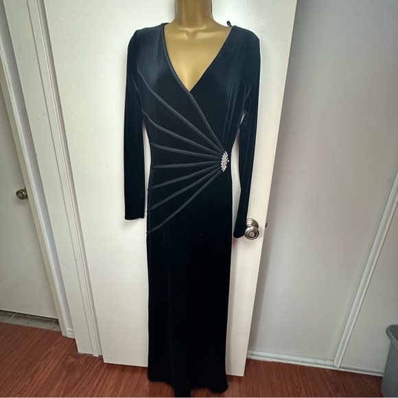 Tadashi Shoji Black Velvet LongSleeve Sparkly Jewel Pendant Side MaxiDress NWT S - Picture 1 of 16